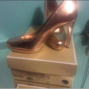 Women’s Rose gold embossed Pumps